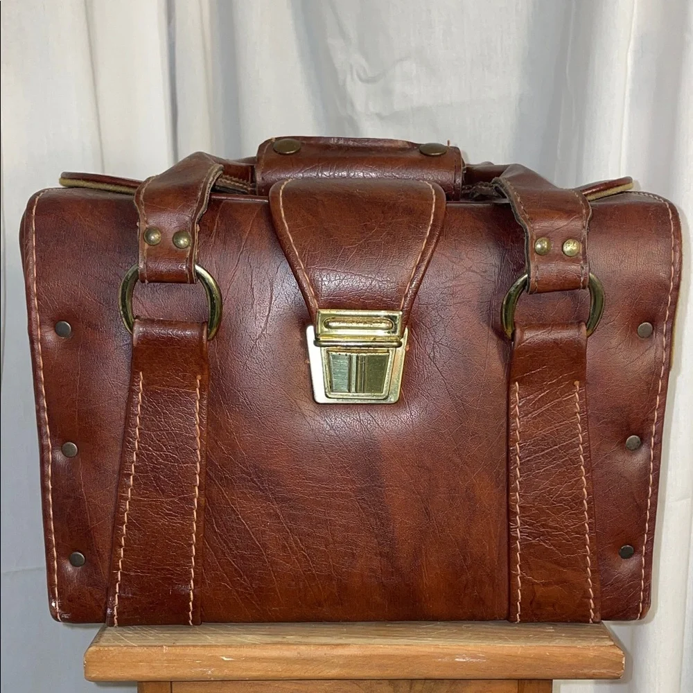 Vintage Tucky Brown Leather Hard Camera Case w Shoulder Strap.‎